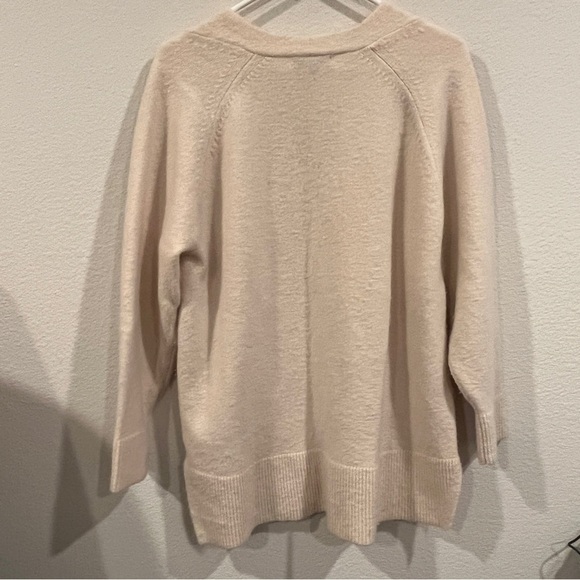 J Crew size medium oversized cream sweater wool alpaca blend v neck - Picture 3 of 7